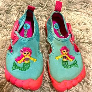 Newtz mermaid swim/beach shoes, 9/10
